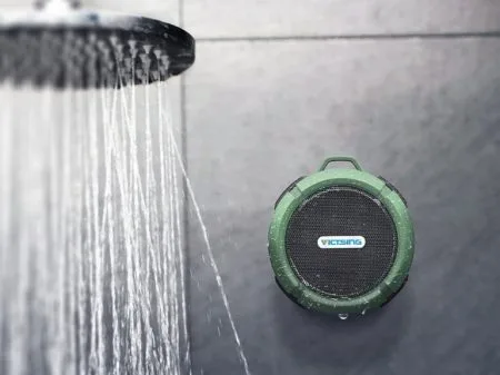 Vodotesen Bluetooth zvočnik za tuširanje in kampiranje