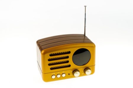 Multimedijski digitalni radio retro dizajna s Bluetooth i FM mogućnostima