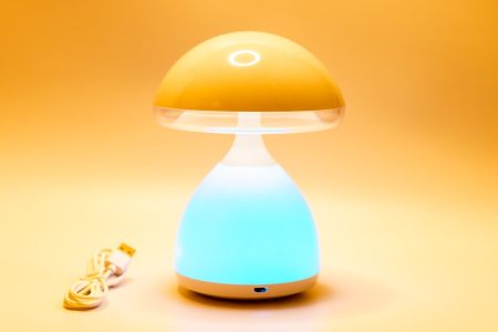 LED lampa u obliku gljive - svijetli u sedam boja i radi na touch senzor