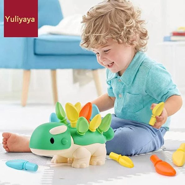 Dinosaur Spike je interaktivna igračka koja pomaže razvoju motoričkih vještina djece koje su im potrebne i u školi i izvan nje