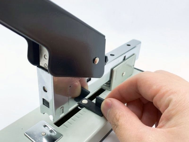 Velika_uredska_klamerica_za_spajanje_100_listova_papira_010