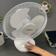 Stolni ventilator bijeli metalni
