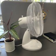 Stolni ventilator bijeli metalni
