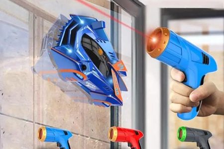 Auto na daljinsko upravljanje koji se kreće po zidu